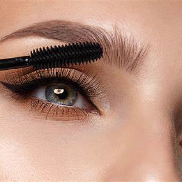 The Mascara Replacement Guide: Know When to Switch